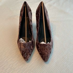 Vera Wang beautiful and comfortable Blush velvet pumps.